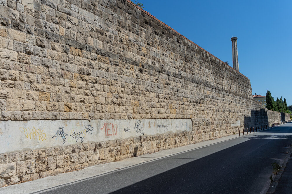 Le mura di Livorno lungo la strada che porta all'ingresso dello spazio