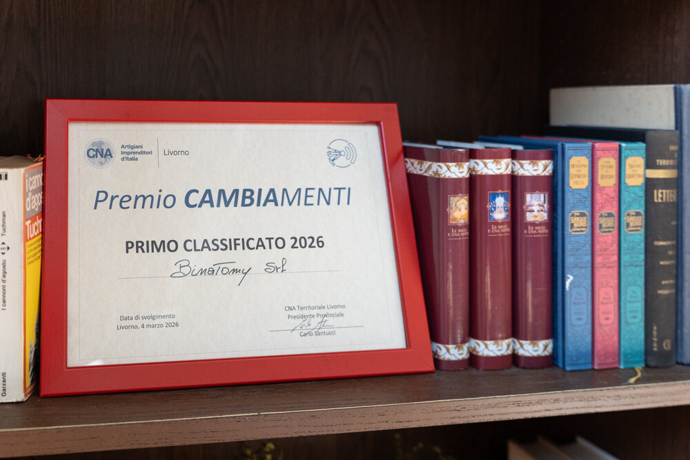 La targa del Premio Cambiamenti 2026, primo classificato, appoggiata sullo scaffale