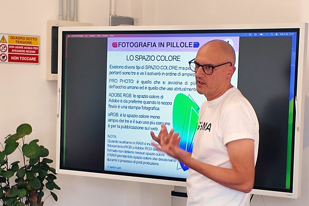 Chi tiene il workshop spiega davanti allo schermo interattivo acceso, con la slide proiettata alle spalle